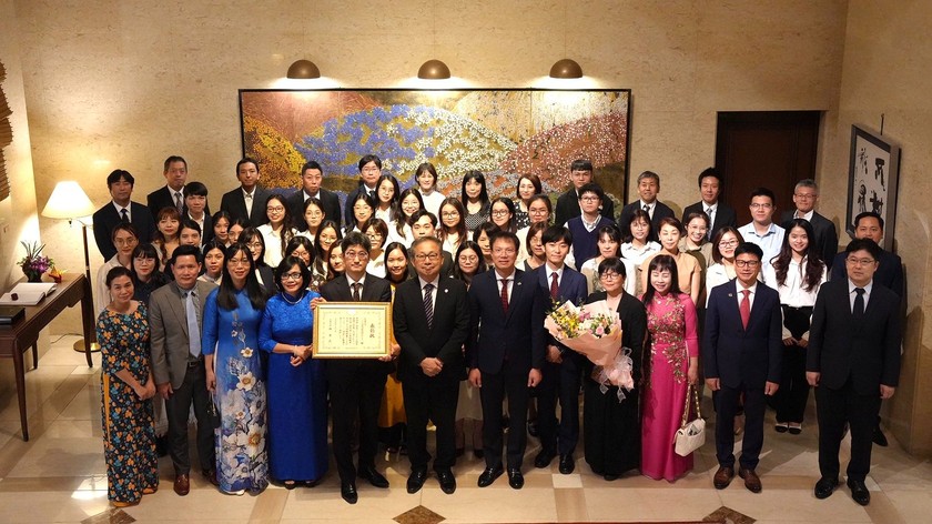 Trao tặng Bằng khen của Bộ Ngoại giao Nhật Bản cho Trung tâm pháp luật Nhật Bản